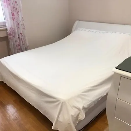 Bedroom With Bathroom Shower 斯普利特